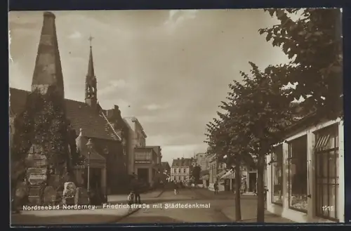 AK Norderney, Friedrichstrasse mit Städtedenkmal
