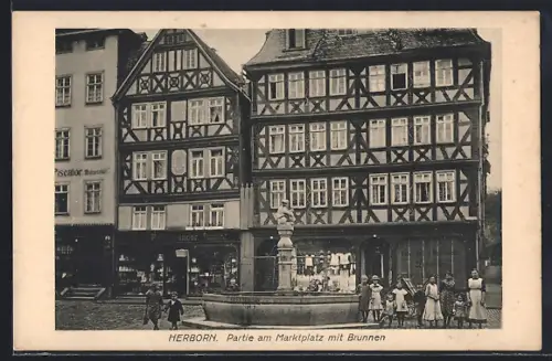 AK Herborn / Dillkreis, Marktplatz, Brunnen, Fachwerkhäuser
