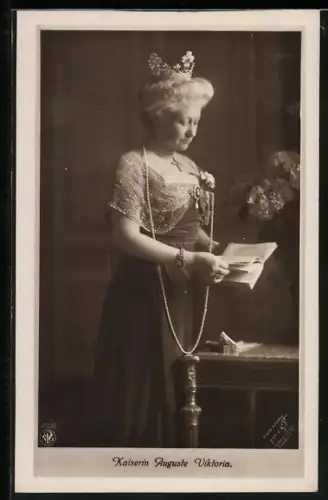 AK Kaiserin Auguste Victoria mit Buch