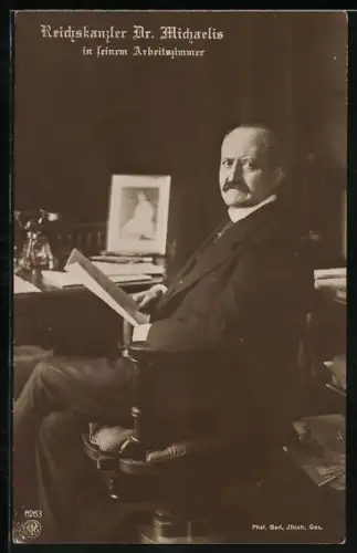 AK Deutsches Kaiserreich, Reichskanzler Dr, Michaelis in seinem Arbeitszimmer, Politiker