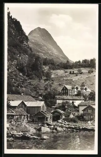 AK Geiranger, die Siedlung am Ufer, Blick zum Berg hinauf