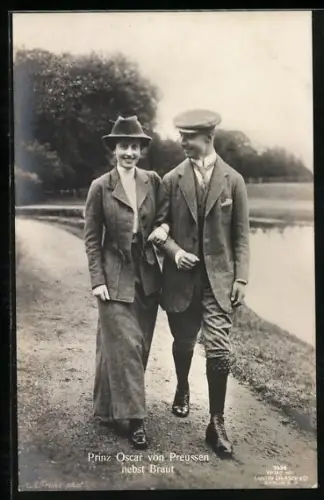 AK Prinz Oskar von Preussen nebst Braut auf einem Spaziergang