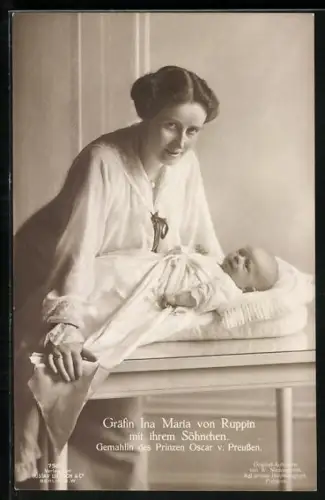 AK Gräfin Ina Maria von Ruppin, Gemahlin des Prinzen Oskar von Preussen, und ihrem neugeborenen Sohn