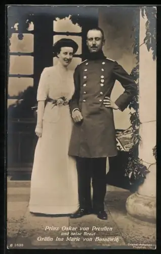 AK Prinz Oskar von Preussen in Uniform u. seine Braut Gräfin Ina Marie von Bassewitz