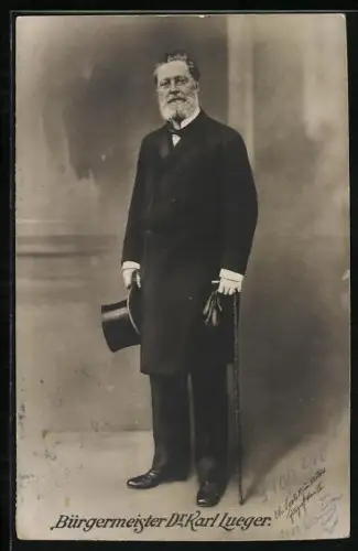 AK Bürgermeister Carl Lueger hält Handschuhe, Zylinder und Gehstock in der Hand