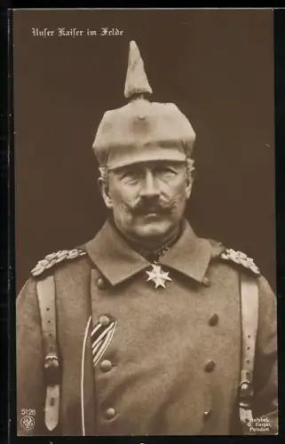 AK Unser Kaiser im Felde, Kaiser Wilhelm II. in Uniform mit Pickelhaube