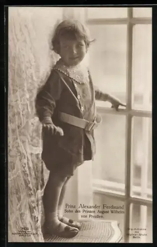 AK Prinz Alexander Ferdinand in jungen Jahren steht auf einem Stuhl am Fenster, Sohn d. Prinzen August Wilhelm v. Preusse