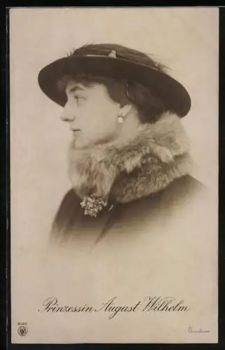 AK Prinzessin August Wilhelm von Preussen, im winterlichen Kostüm mit einem Hut