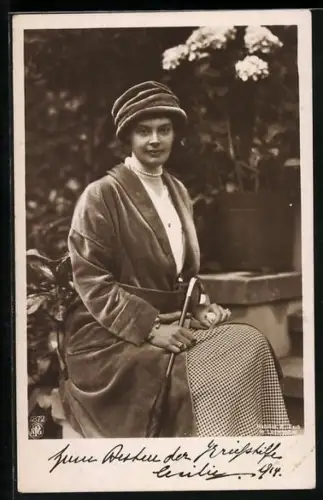 AK Kronprinzessin Cecilie von Preussen posiert mit Regenschirm und Mütze auf einem Stuhl