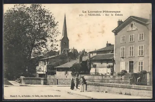 AK Vézelise, Sur le Brénon, vue de l`église et des maisons avec passants sur le pont