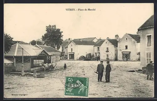 AK Vitrey, Place du Marché avec habitants et bâtiments autour
