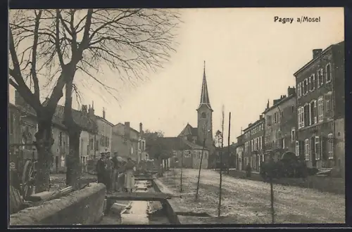 AK Pagny /Mosel, Vue du village avec église et habitants sur la rue principale