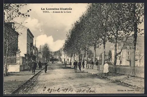 AK Toul, Avenue de la Gare animée avec passants et cyclistes