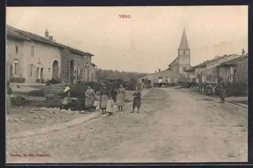 AK Vého, Rue principale animée avec villageois et vue sur l`église