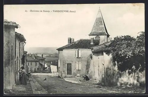 AK Vandoeuvre, Vue du haut avec église et rue descendante