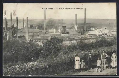 AK Villerupt, Les Aciéries de Micheville avec vue sur l`usine et habitants au premier plan