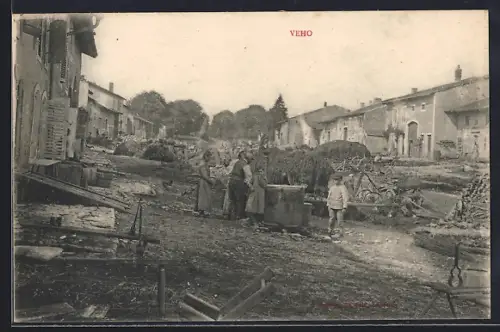 AK Vého, Scène de village avec habitants et maisons rurales