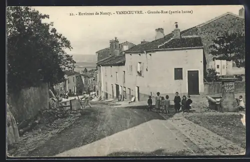 AK Vandoeuvre, Grande-Rue, partie haute, avec des passants et vue sur la campagne environnante
