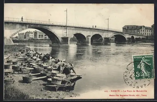 AK Nancy, Le Pont de Malzéville et lavandières au bord de la rivière