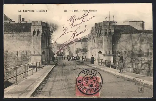 AK Toul, Porte Moselle avec passants et architecture fortifiée