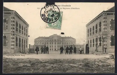 AK Épinal, Caserne du 39e Régiment d`Artillerie avec soldats devant l`entrée principale