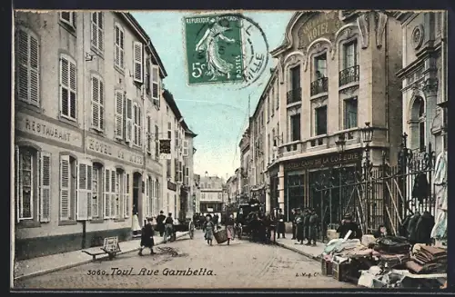 AK Toul, Rue Gambetta et ses passants animés
