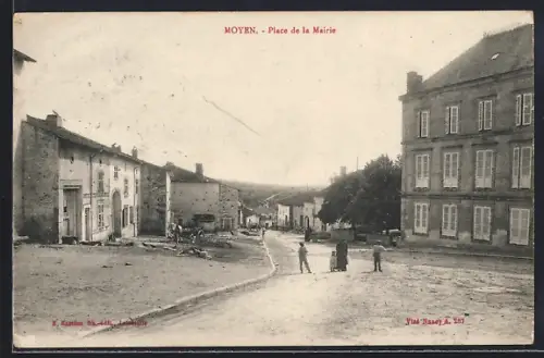 AK Moyen, Place de la Mairie avec habitants en promenade