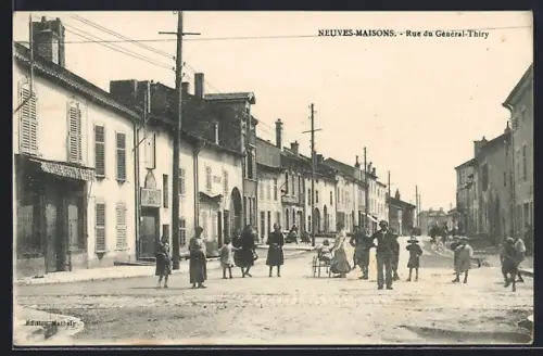 AK Neuves-Maisons, Rue du Général-Thiry animée avec passants et enfants jouant dans la rue