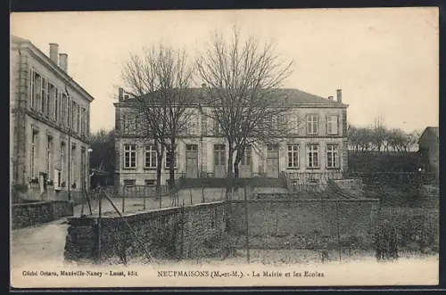 AK Neufmaisons /M.-et-M., La Mairie et les Écoles