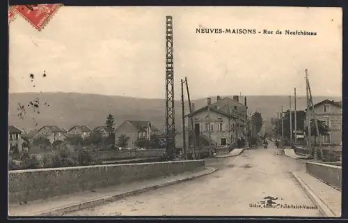 AK Neuves-Maisons, Rue de Neufchâteau avec vue sur les bâtiments et le paysage environnant