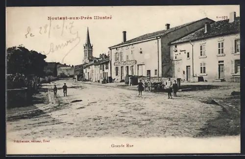 AK Noviant-aux-Prés, Grande Rue animée avec villageois et église en arrière-plan