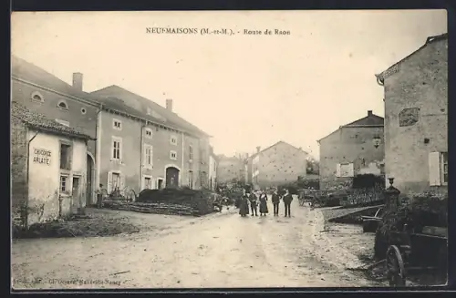 AK Neuf-Maisons /M.-et-M., Route de Raon avec habitants et bâtiments historiques