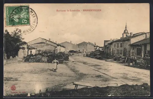 AK Marainviller, Vue du village avec église et rue principale animée