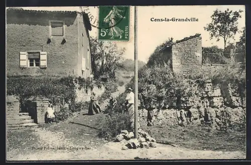 AK Cons-la-Grandville, Scène rurale avec maison en pierre et habitants sur le chemin