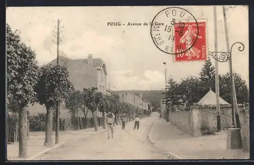 AK Foug, Avenue de la Gare avec passants et arbres alignés