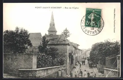 AK Pont-Saint-Vincent, Rue de l`Église animée avec habitants et église en arrière-plan