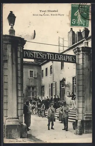AK Toul, Hôtel des Postes, Rue de Rigny, avec des passants devant l`entrée des Postes et Télégraphes