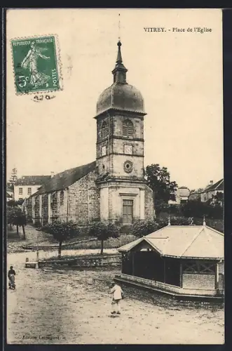 AK Vitrey, Place de l`Église avec église et pavillon sur la place