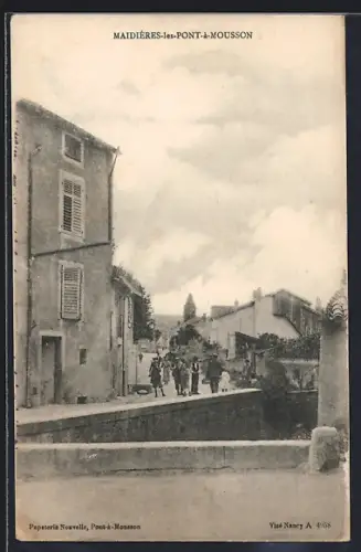 AK Maidières-le-Pont-à-Mousson, Scène de rue animée avec des passants et maisons anciennes