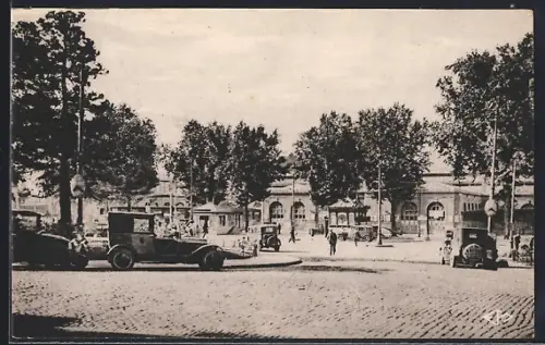 AK Nancy, La Gare, Ville aux Portes d`Or avec voitures sur la place