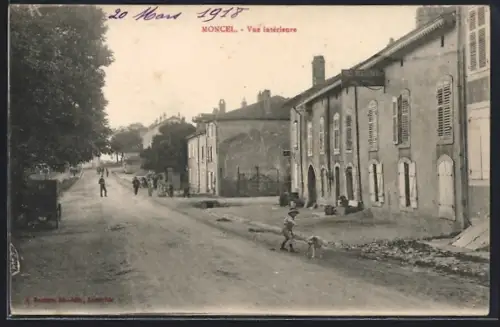 AK Moncel, Vue intérieure de la rue principale avec enfants et passants