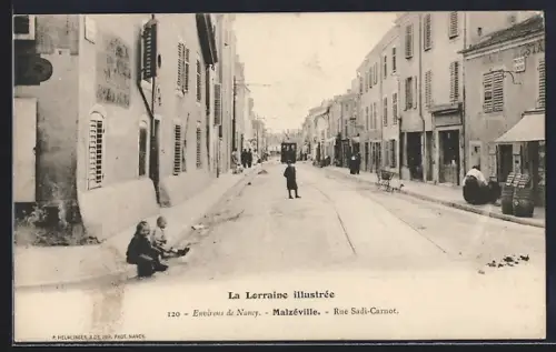 AK Malzéville, Rue Sadi-Carnot avec tramway et habitants au quotidien