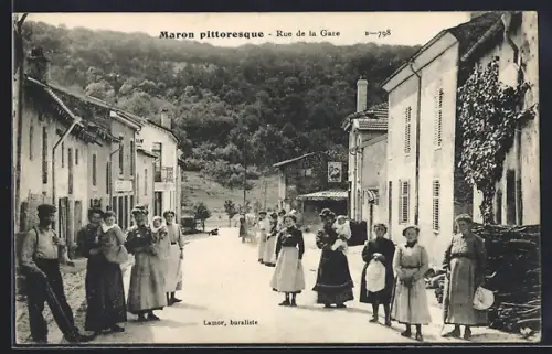 AK Maron, Rue de la Gare pittoresque avec habitants en costume traditionnel