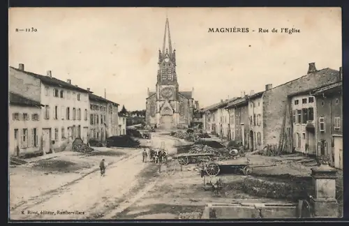 AK Magnières, Rue de l`Église avec vue sur l`église et les bâtiments environnants