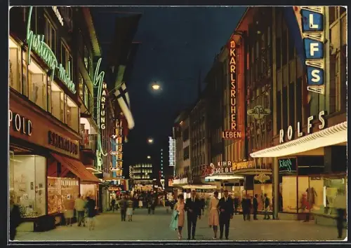 AK Kiel, Holstenstrasse bei Nacht, Leuchtreklamen, Passanten