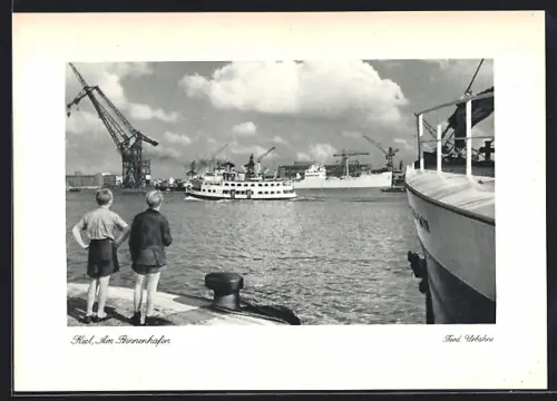 AK Kiel, Am Binnenhafen, Jungen betrachten vorbeifahrendes Passagierschiff
