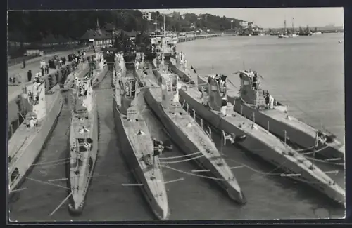 Foto-AK Zwölf U-Boote im Hafen