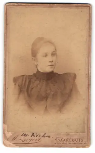 Fotografie Ziegert, Saarlouis, in der Nähe der Hauptwache, Porträt einer Frau