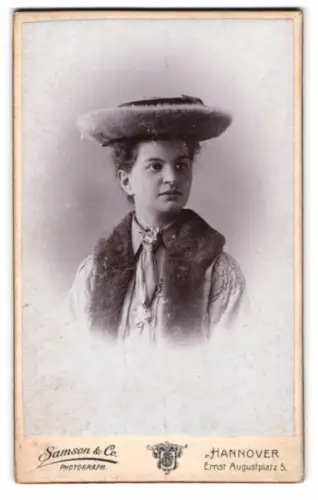 Fotografie Samson & Co., Hannover, Ernst Augustplatz 5, Porträt einer Dame mit Hut