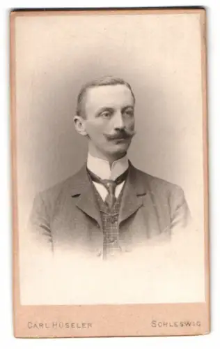 Fotografie Carl Hüseler, Schleswig, Stadtweg 147, Porträt eines eleganten Herrn